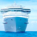 Kreuzfahrtschiff von vorne auf dem offenen Meer